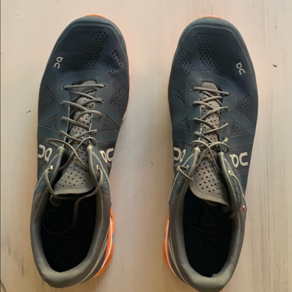 Tennis shoes